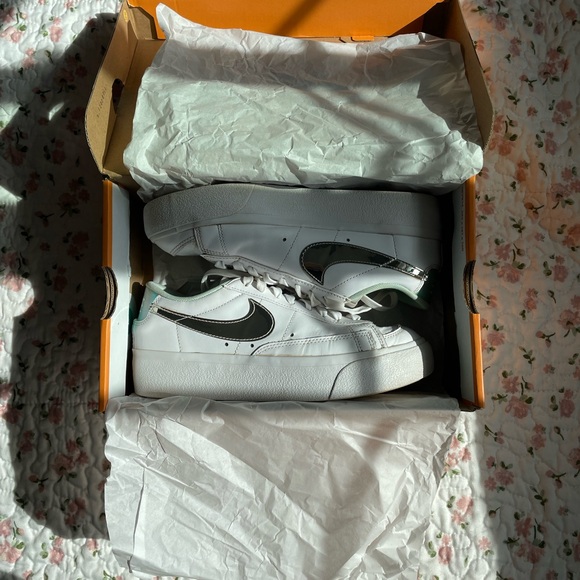 Iridescent/Mint Green Nike blazers - Picture 5 of 8